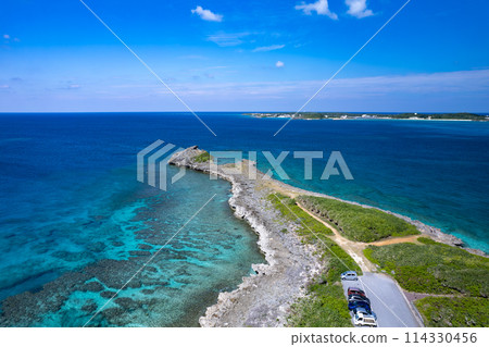 [Okinawa, Miyakojima] Nishihennazaki, Ikema Island, and the beautiful blue sea photographed with a drone 114330456
