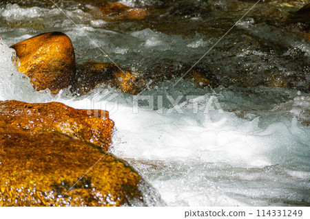 [Mountain stream material] Splashing mountain stream [Nagano Prefecture] 114331249