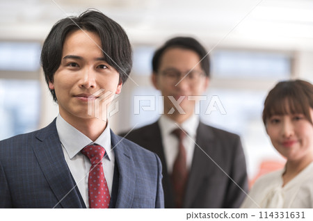 Men and women in suits 114331631