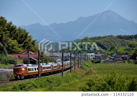 381 series express train Yakumo No. 7 running on the Sanin Line 114332120