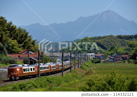381 series express train Yakumo No. 7 running on the Sanin Line 114332121