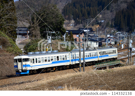 舊北陸本線運行的 3 輛 475 系列普通列車 114332138