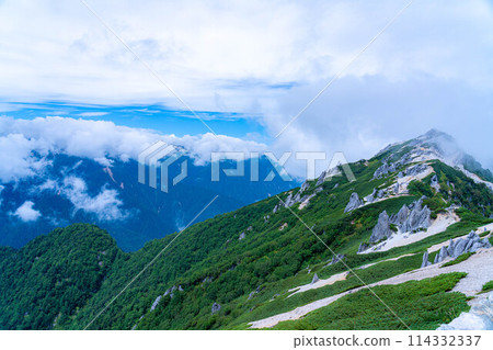[Mountain climbing material] The ridgeline of Mt. Tsurugidake in summer and the rising clouds [Nagano Prefecture] 114332337