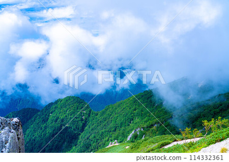 [Mountain climbing material] The ridgeline of Mt. Tsurugidake in summer and the rising clouds [Nagano Prefecture] 114332361