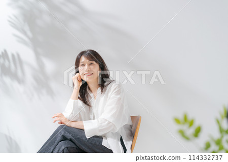 一位穿著白襯衫的中年婦女的肖像 一位穿著白襯衫的中年婦女的肖像 114332737