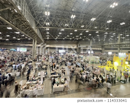 很多人聚集的跳蚤市場 很多人聚集的跳蚤市場 114333041