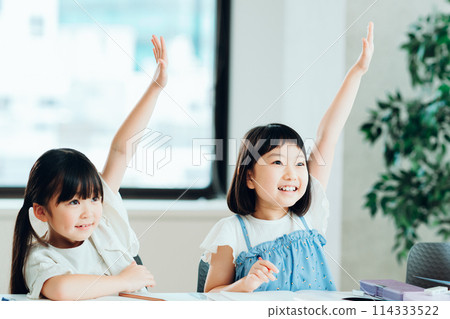 在補習班學習的小學生。 在補習班學習的小學生。 114333522