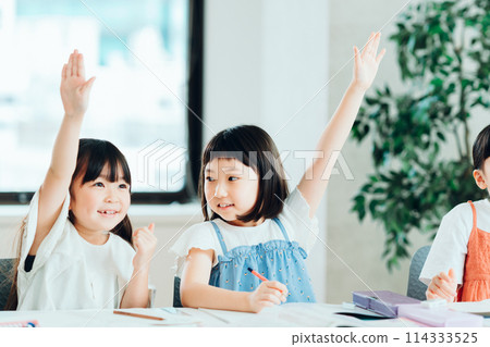 在補習班學習的小學生。 114333525