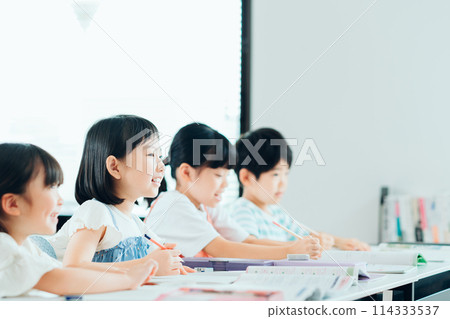 在補習班學習的小學生。 在補習班學習的小學生。 114333537