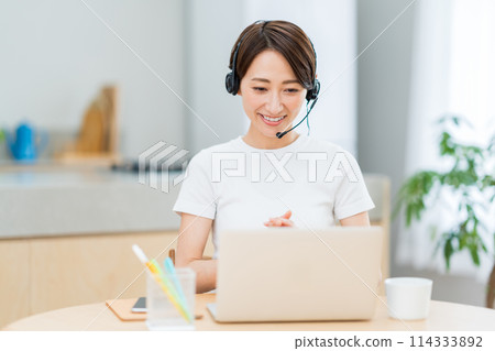 在客廳遠程辦公的中年婦女。 114333892