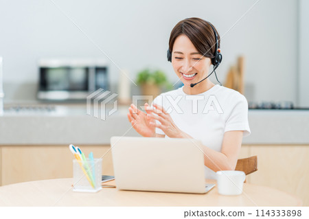 在客廳遠程辦公的中年婦女。 在客廳遠程辦公的中年婦女。 114333898