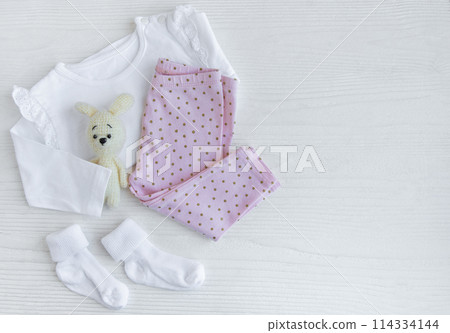 Set of baby bodysuits, pants, socks and knitted toy 114334144