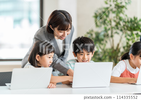 Elementary school students and instructors learning programs. 114335552