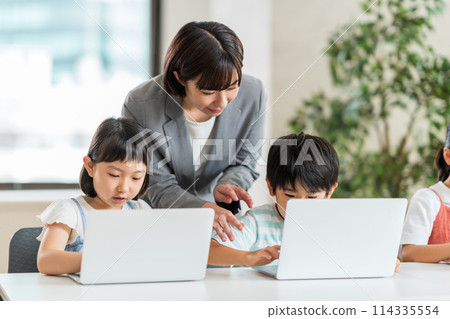 Elementary school students and instructors learning programs. Elementary school students and instructors learning programs. 114335554