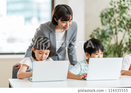 Elementary school students and instructors learning programs. Elementary school students and instructors learning programs. 114335555