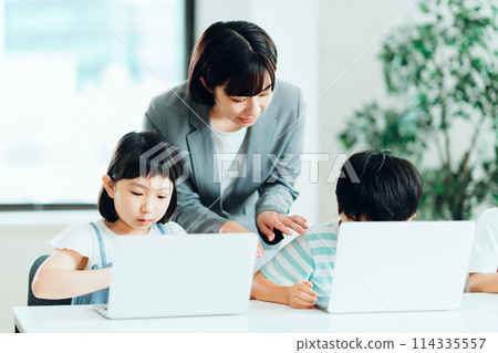 Elementary school students and instructors learning programs. Elementary school students and instructors learning programs. 114335557