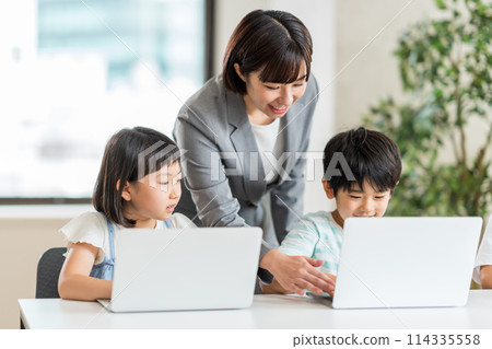 小學生和老師正在學習該計劃。 小學生和老師正在學習該計劃。 114335558