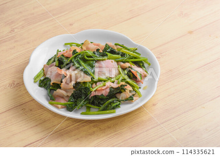 Spinach and bacon stir-fried in butter Spinach and bacon stir-fried in butter 114335621