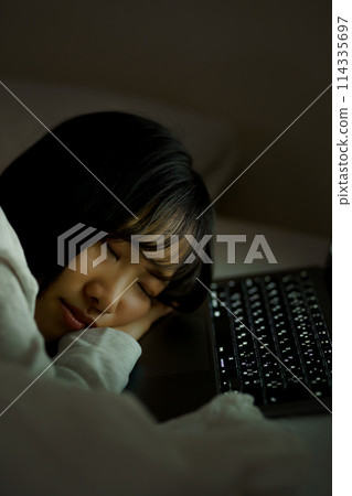 年輕女子在床上度過時光 年輕女子在床上度過時光 114335697