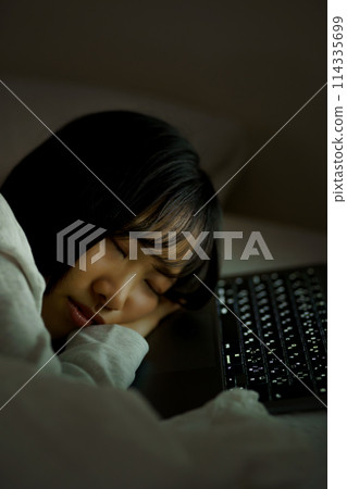 年輕女子在床上度過時光 年輕女子在床上度過時光 114335699
