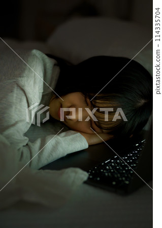 年輕女子在床上度過時光 114335704