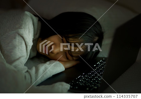 Young woman spending her time in bed 114335707