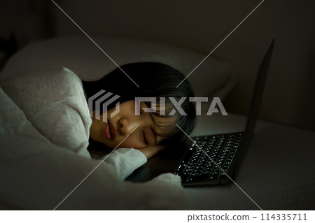 Young woman spending her time in bed 114335711