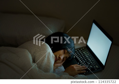 年輕女子在床上度過時光 114335722