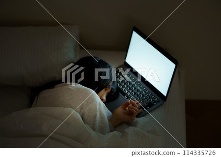 年輕女子在床上度過時光 114335726