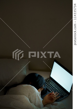 年輕女子在床上度過時光 114335734