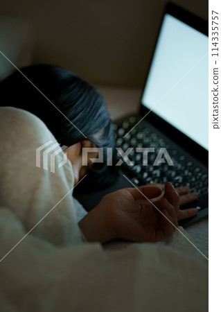 年輕女子在床上度過時光 114335757