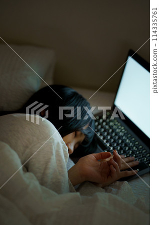 年輕女子在床上度過時光 114335761