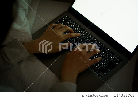 年輕女子在床上度過時光 114335765