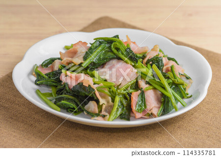 Spinach and bacon stir-fried in butter 114335781