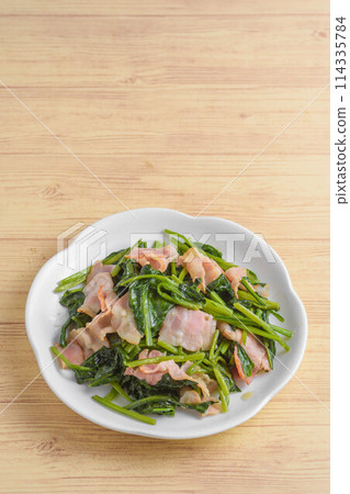 Spinach and bacon stir-fried in butter 114335784