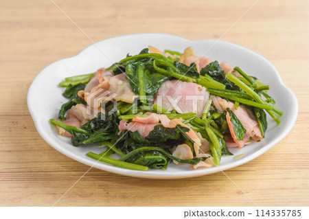 Spinach and bacon stir-fried in butter 114335785