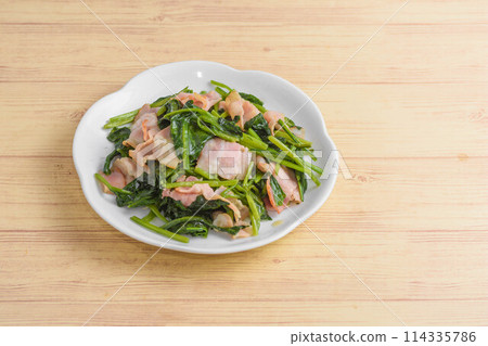 Spinach and bacon stir-fried in butter 114335786