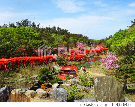 A beautiful shrine reminiscent of a paradise 114336432