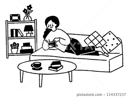 一個女人以舒適的姿勢讀書_2 114337237