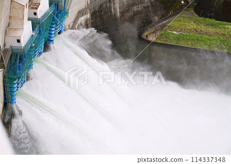 Kyoto, Uji, Amagase Dam discharge (up from the right bank) (late spring) 114337348
