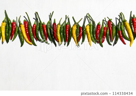 辣椒排列在白盤上 辣椒排列在白盤上 114338434