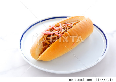 Yakisoba bread with nostalgic sauce 114338718