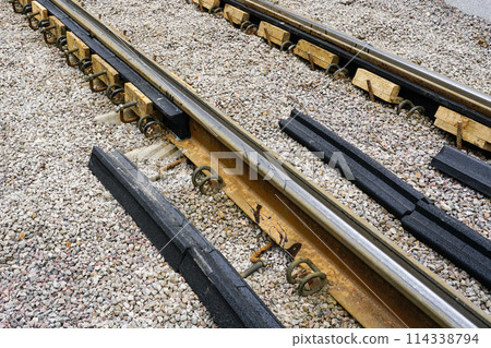 Attaching polyurethane pads to new tram rails to reduce vibration and noise emissions 114338794
