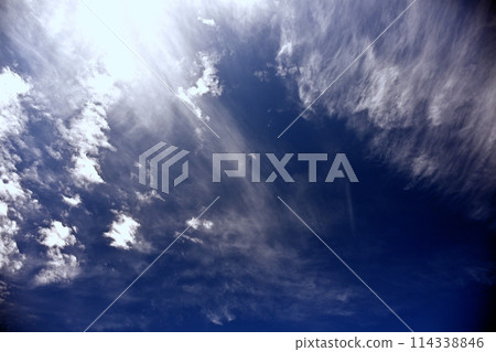 刷新的藍天和白色雲彩 刷新的藍天和白色雲彩 114338846