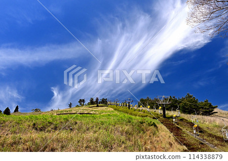 Refreshing blue sky and white clouds 114338879