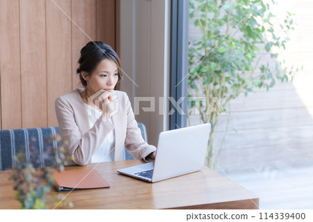 Portrait of a working woman　 114339400