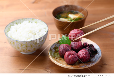 Traditional sour pickled plums (pickled plums pickled in perilla) Traditional sour pickled plums (pickled plums pickled in perilla) 114339420