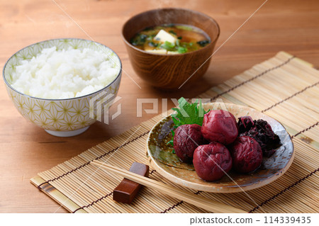 Traditional sour pickled plums (pickled plums pickled in perilla) Traditional sour pickled plums (pickled plums pickled in perilla) 114339435