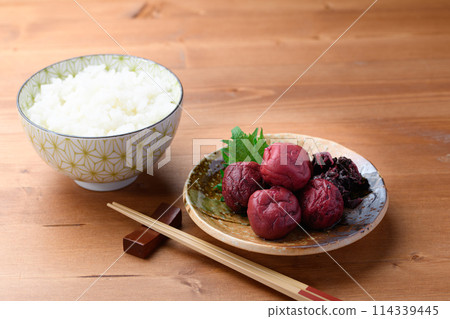 傳統酸梅(紫蘇醃製的梅子) 傳統酸梅(紫蘇醃製的梅子) 114339445