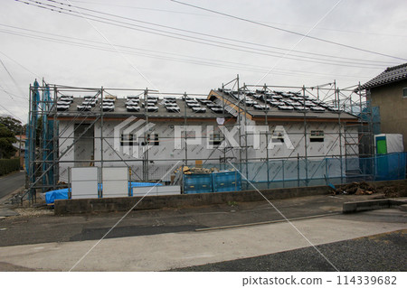 新建築形象，一層房屋，屋頂瓦片 114339682